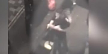 Alldaynews.gr Βίασαν κοπέλα σε μπαρ, την άφησαν στις τουαλέτες… αγκαλιάστηκαν και συνέχισαν να χορεύουν (pics, vid)