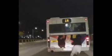 Alldaynews.gr Νεαροί κρέμονται από εν κινήσει λεωφορείο του ΟΑΣΘ, με τον έναν να γλιστράει και να πέφτει στο οδόστρωμα! (vid)