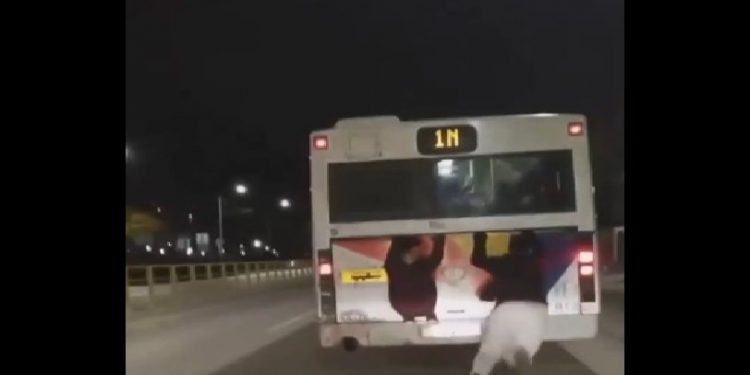 Alldaynews.gr Νεαροί κρέμονται από εν κινήσει λεωφορείο του ΟΑΣΘ, με τον έναν να γλιστράει και να πέφτει στο οδόστρωμα! (vid)