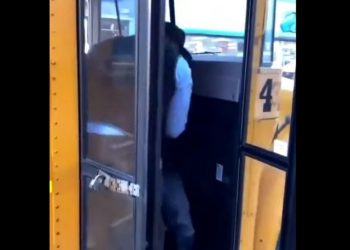 Οδηγός σχολικού πετάει με τις κλωτσιές έξω μαθητή, που τελικά ήταν ενήλικας νάνος (vid)