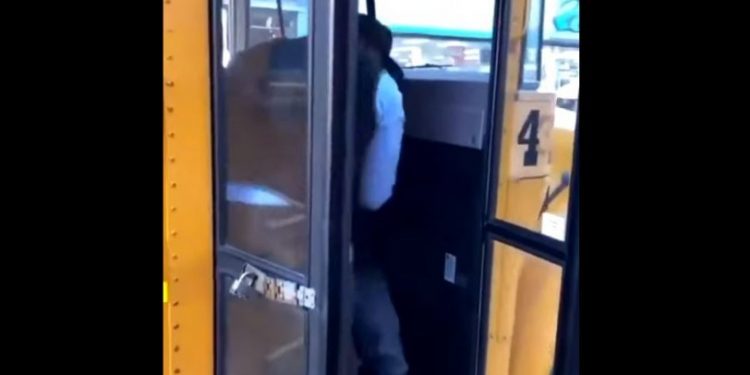 Alldaynews.gr Οδηγός σχολικού πετάει με τις κλωτσιές έξω μαθητή, που τελικά ήταν ενήλικας νάνος (vid)