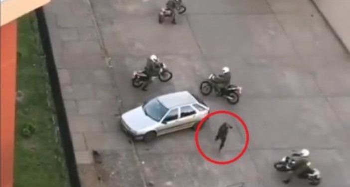 Alldaynews.gr Χιλή: Ατρόμητος διαδηλωτής «γλεντά» 5 «ζητάδες» που τον καταδιώκουν – Δείτε το απροσδόκητο φινάλε! (Video)