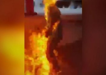 Νέες εικόνες φρίκης από το Χονγκ Κονγκ! Πυρπόλησαν άνδρα που διαφώνησε με διαδηλωτές – ΠΡΟΣΟΧΗ, ΣΚΛΗΡΕΣ ΕΙΚΟΝΕΣ