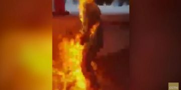 Alldaynews.gr Νέες εικόνες φρίκης από το Χονγκ Κονγκ! Πυρπόλησαν άνδρα που διαφώνησε με διαδηλωτές – ΠΡΟΣΟΧΗ, ΣΚΛΗΡΕΣ ΕΙΚΟΝΕΣ