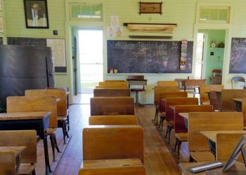 36χρονη ανακηρύχθηκε καθηγήτρια της χρονιάς αλλά …έκανε στοματικό σε μαθητή της (pics)