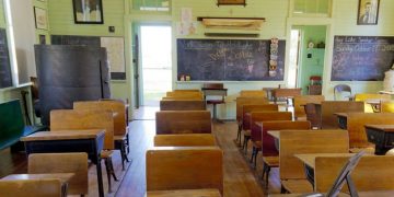 Alldaynews.gr 36χρονη ανακηρύχθηκε καθηγήτρια της χρονιάς αλλά …έκανε στοματικό σε μαθητή της (pics)