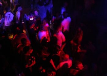 Καταγγελία: «300 άτομα γονατιστά με τα χέρια στο κεφάλι μέσα σε χώρο διασκέδασης στο Γκάζι»