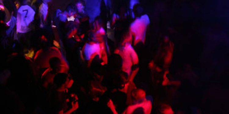 Alldaynews.gr Καταγγελία: «300 άτομα γονατιστά με τα χέρια στο κεφάλι μέσα σε χώρο διασκέδασης στο Γκάζι»