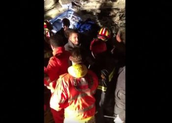 Σεισμός στην Αλβανία: Άνδρες της ΕΜΑΚ βγάζουν από τα συντρίμμια νεαρό και ο κόσμος ξεσπά σε χειροκροτήματα (Video)
