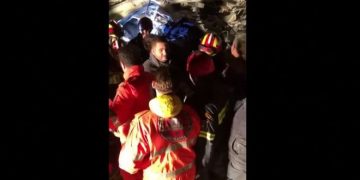 Alldaynews.gr Σεισμός στην Αλβανία: Άνδρες της ΕΜΑΚ βγάζουν από τα συντρίμμια νεαρό και ο κόσμος ξεσπά σε χειροκροτήματα (Video)