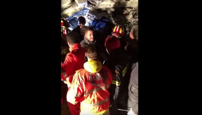 Alldaynews.gr Σεισμός στην Αλβανία: Άνδρες της ΕΜΑΚ βγάζουν από τα συντρίμμια νεαρό και ο κόσμος ξεσπά σε χειροκροτήματα (Video)