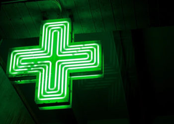 Στο στόχαστρο δήμων… οι φωτεινοί σταυροί των φαρμακείων