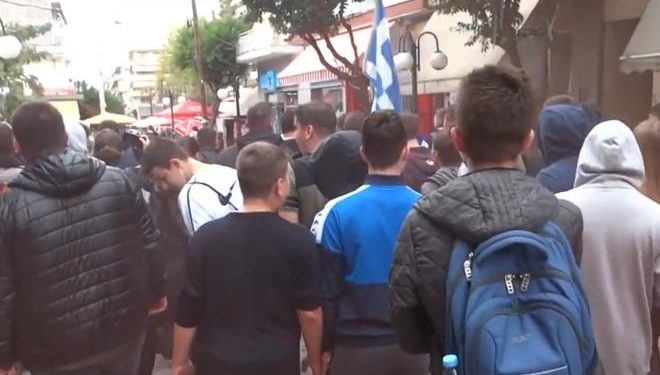 Alldaynews.gr Θεσσαλονίκη: Μαθητές δίνουν το …κακό παράδειγμα! «Έξω από τα σχολεία οι λαθρομετανάστες» (Video)