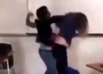 H στιγμή που 16χρονος μαθητής και καθηγήτρια πλακώνονται στο ξύλο μέσα στην τάξη (vid)