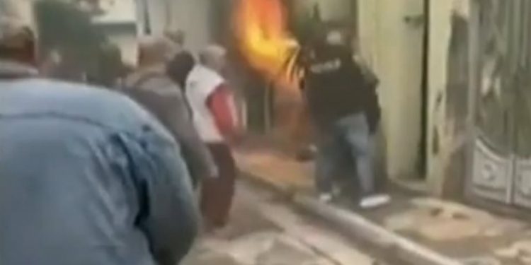 Alldaynews.gr Σοκαριστικό βίντεο από τη δραματική διάσωση στη φωτιά στην Κυψέλη