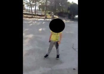 Έλληνας εκπαιδεύει τον 6χρονο γιο του στα όπλα – Καταγγελίες από γονείς μαθητών (pics)