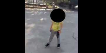 Alldaynews.gr Έλληνας εκπαιδεύει τον 6χρονο γιο του στα όπλα – Καταγγελίες από γονείς μαθητών (pics)