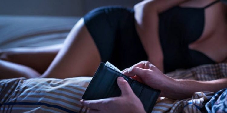 Alldaynews.gr Νεαρή βγαίνει μόνο με πλούσιους ηλικιωμένους άνδρες αλλά με έναν όρο