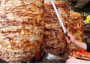 Πασίγνωστος Έλληνας ηθοποιός έγινε σουβλατζής!