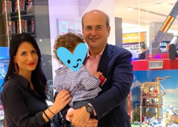 Προκλητικός Χατζηδάκης: Πανηγυρίζει για την ‘δική του’ κατάργηση της κυριακάτικης αργίας με φόντο το ..παιδί του – Αντιδράσεις στα social media (pics)