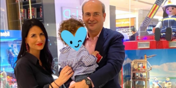 Alldaynews.gr Προκλητικός Χατζηδάκης: Πανηγυρίζει για την ‘δική του’ κατάργηση της κυριακάτικης αργίας με φόντο το ..παιδί του – Αντιδράσεις στα social media (pics)