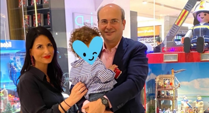 Alldaynews.gr Προκλητικός Χατζηδάκης: Πανηγυρίζει για την ‘δική του’ κατάργηση της κυριακάτικης αργίας με φόντο το ..παιδί του – Αντιδράσεις στα social media (pics)