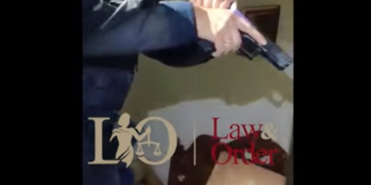 Alldaynews.gr Βίντεο ντοκουμέντο! Η στιγμή της σύλληψης ενός διαρρήκτη κρυμμένου σε ντουλάπα στην Ηλιούπολη!