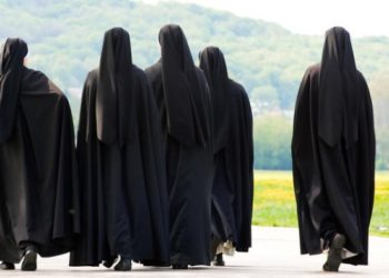 Καλόγριες με όρκο πήγαν για ιεραποστολικό έργο και επέστρεψαν… έγκυες