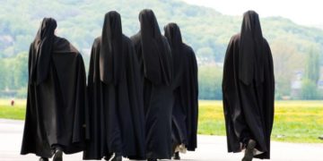 Καλόγριες με όρκο πήγαν για ιεραποστολικό έργο και επέστρεψαν… έγκυες