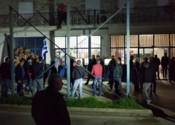 Κάτοικοι έκλεισαν τον δρόμο σε προσφυγόπουλα στην Καρίτσα: «Δεν είμαστε χρυσαυγίτες, είμαστε ενωμένοι και αποφασισμένοι»