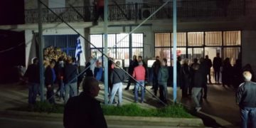 Κάτοικοι έκλεισαν τον δρόμο σε προσφυγόπουλα στην Καρίτσα: «Δεν είμαστε χρυσαυγίτες, είμαστε ενωμένοι και αποφασισμένοι»