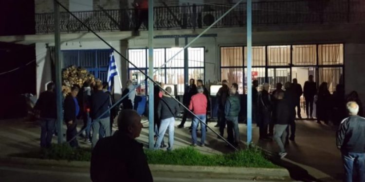 Κάτοικοι έκλεισαν τον δρόμο σε προσφυγόπουλα στην Καρίτσα: «Δεν είμαστε χρυσαυγίτες, είμαστε ενωμένοι και αποφασισμένοι»