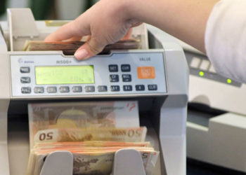 Alldaynews.gr Έλληνας καθηγητής με τη γυναίκα του κατηγορούν πρώην διευθυντή τράπεζας για υπεξαίρεση 450.000 ευρώ!