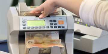 Alldaynews.gr Έλληνας καθηγητής με τη γυναίκα του κατηγορούν πρώην διευθυντή τράπεζας για υπεξαίρεση 450.000 ευρώ!