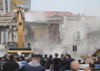 Άγρια επεισόδια στην Αλβανία με 12 τραυματίες – Κάτοικοι αντιδρούν στις κατεδαφίσεις σπιτιών (vids)