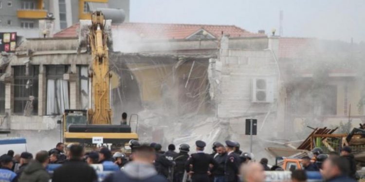 Άγρια επεισόδια στην Αλβανία με 12 τραυματίες – Κάτοικοι αντιδρούν στις κατεδαφίσεις σπιτιών (vids)