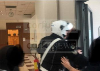 Εξαγριωμένοι κάτοικοι κυνήγησαν τον παπά που κατηγορείται για ασέλγεια στην Κέρκυρα – «Παιδεραστή, κτήνος»