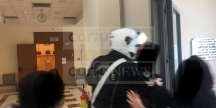 Alldaynews.gr Εξαγριωμένοι κάτοικοι κυνήγησαν τον παπά που κατηγορείται για ασέλγεια στην Κέρκυρα – «Παιδεραστή, κτήνος»