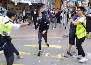 Σοκ! Αστυνομικός πυροβολεί εξ’ επαφής διαδηλωτές! ΠΡΟΣΟΧΗ ΣΚΛΗΡΕΣ ΕΙΚΟΝΕΣ