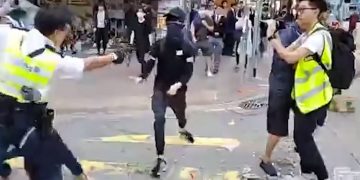 Alldaynews.gr Σοκ! Αστυνομικός πυροβολεί εξ’ επαφής διαδηλωτές! ΠΡΟΣΟΧΗ ΣΚΛΗΡΕΣ ΕΙΚΟΝΕΣ