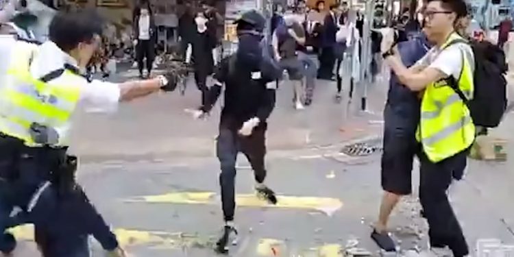 Alldaynews.gr Σοκ! Αστυνομικός πυροβολεί εξ’ επαφής διαδηλωτές! ΠΡΟΣΟΧΗ ΣΚΛΗΡΕΣ ΕΙΚΟΝΕΣ