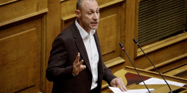 Alldaynews.gr Έκαναν την Βουλή… «Power of Love». Ερωτευμένος με βουλευτίνα ο Γρηγοριάδης