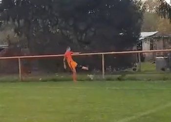 Ποδοσφαιριστής κατά τη διάρκεια αγώνα σκοτώνει… κοτόπουλο – Πήρε κόκκινη κάρτα για την πράξη του (Video)