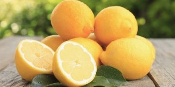 Βάζει στο φούρνο ένα λεμόνι κομμένο στη μέση: Αυτό που συμβαίνει είναι εκπληκτικό!