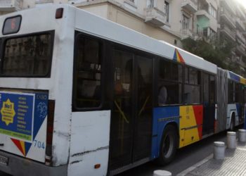 Alldaynews.gr Οδηγός του ΟΑΣΘ με 40 επιβάτες παράτησε το λεωφορείο στην μέση του δρόμου (pic)