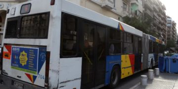 Alldaynews.gr Οδηγός του ΟΑΣΘ με 40 επιβάτες παράτησε το λεωφορείο στην μέση του δρόμου (pic)