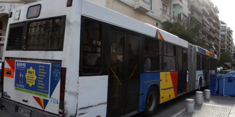 Alldaynews.gr Οδηγός του ΟΑΣΘ με 40 επιβάτες παράτησε το λεωφορείο στην μέση του δρόμου (pic)