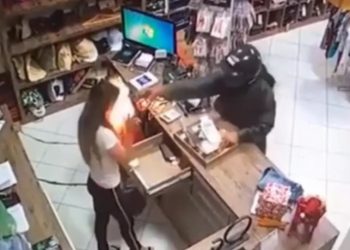 Ληστής πυροβολεί εν ψυχρώ στο κεφάλι 23χρονη ταμία καταστήματος – Σοκαριστικό βίντεο -Εικάζεται ότι ήταν ο πρώην φίλος της