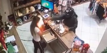 Ληστής πυροβολεί εν ψυχρώ στο κεφάλι 23χρονη ταμία καταστήματος – Σοκαριστικό βίντεο -Εικάζεται ότι ήταν ο πρώην φίλος της