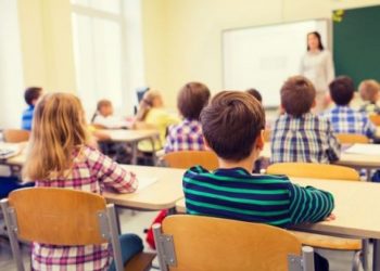 Συγκίνηση για μαθητές της Κρήτης: Μαθαίνουν νοηματική για να επικοινωνούν με συμμαθήτριά τους (video)